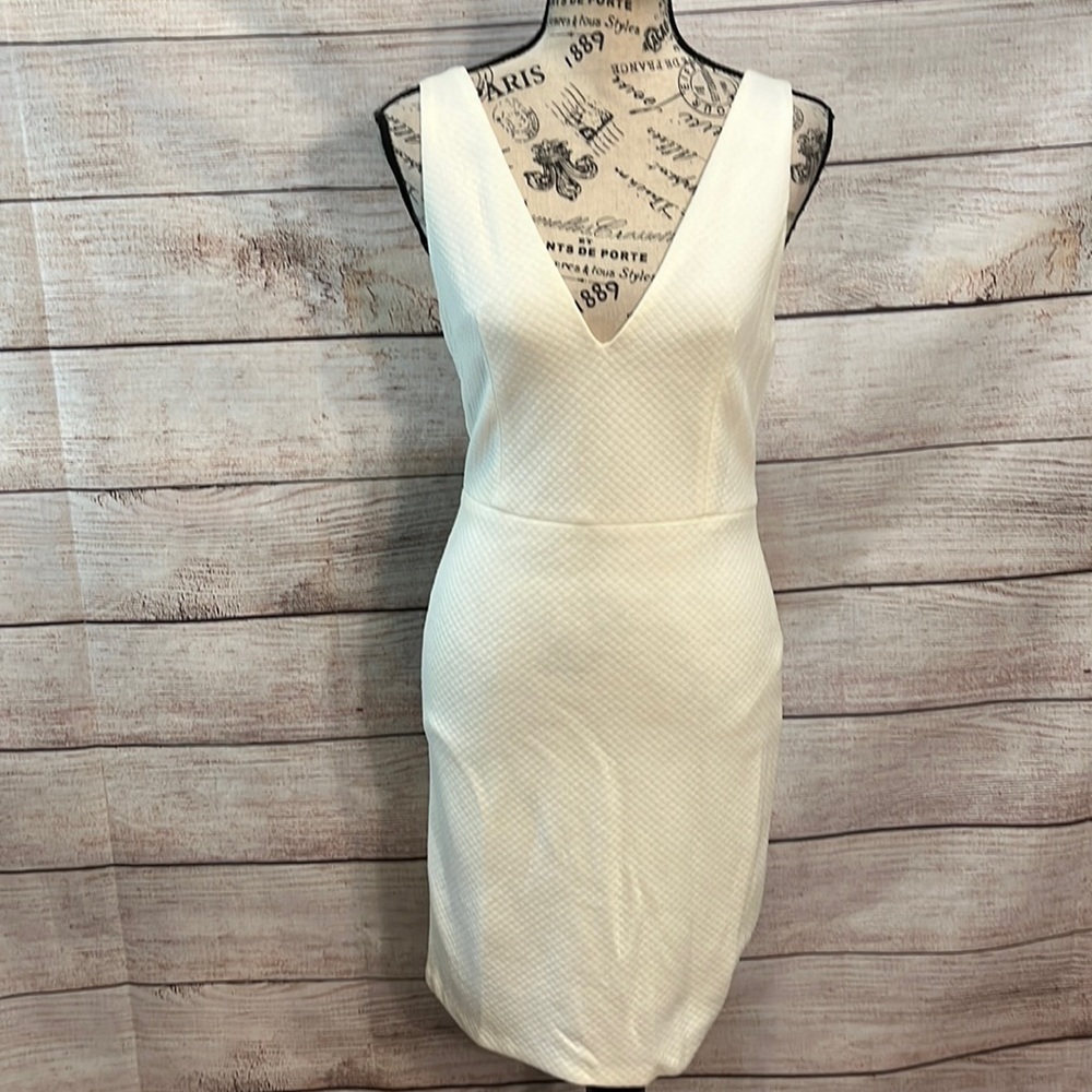 Alice + Olivia Employed Dress V-neck Sleeveless Ivory Size 6 Back Zipper
